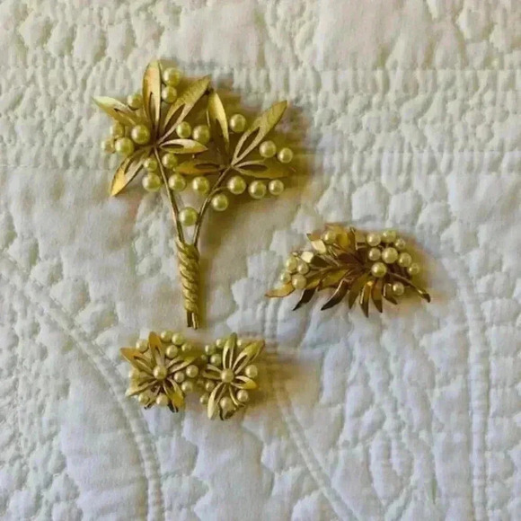 VINTAGE CROWN TRIFARI 1960 GOLD TONE FLOWER SET EARRINGS AND 2 TWO BROOCHES - Picture 2 of 5